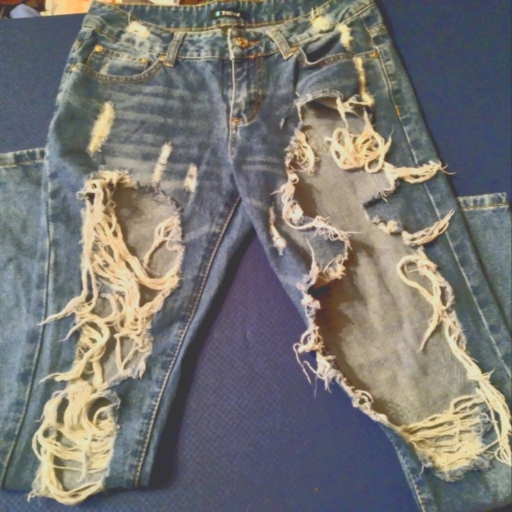 Distressed skinny jeans